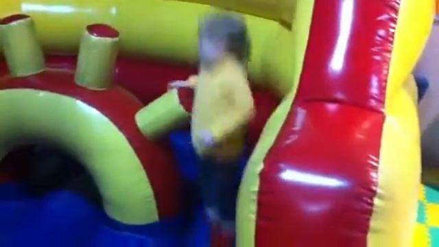 Дашуля на надувном батуте смотреть онлайн