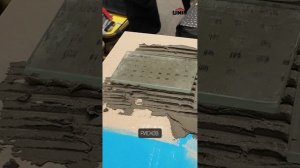 Нанесение плиточного клея паралельно или крест на кре