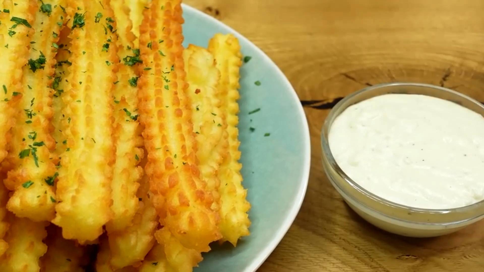 Картофельные снеки с сырным соусом смотреть онлайн