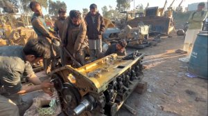 Умелые пакистанцы на коленке ремонтируют двигатель Komatsu #2