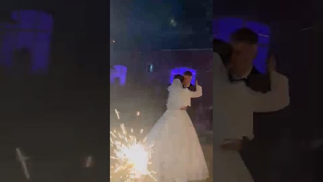 Бенгалские свечи, фонтаны и трилистник из холодных фонтанов на свадьбу 04.04.2025 Бриз смотреть онлайн