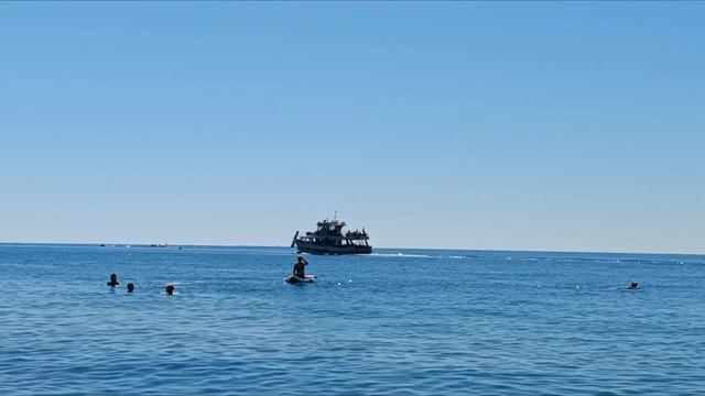 28 СЕНТЯБРЯ 2024 ГОДА. НА ПЛЯЖАХ ГАГРЫ МНОГО ОТДЫХАЮЩИХ