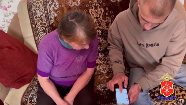 Кузбасские полицейские поощрили бдительных граждан, предотвративших мошенничества смотреть онлайн