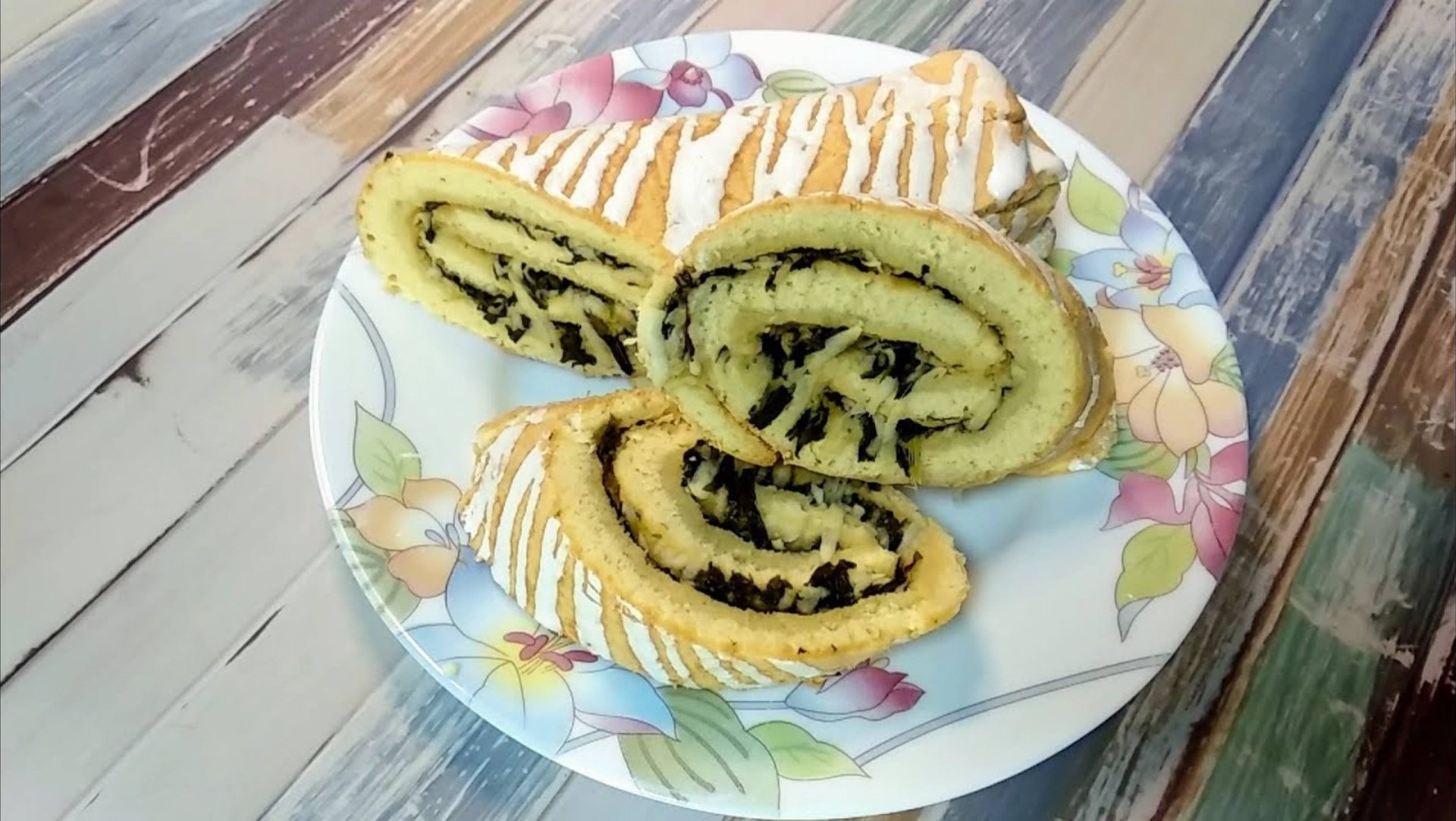 Изумительная выпечка к чаю! Бисквитный рулет с щавелем и яблоками. смотреть онлайн