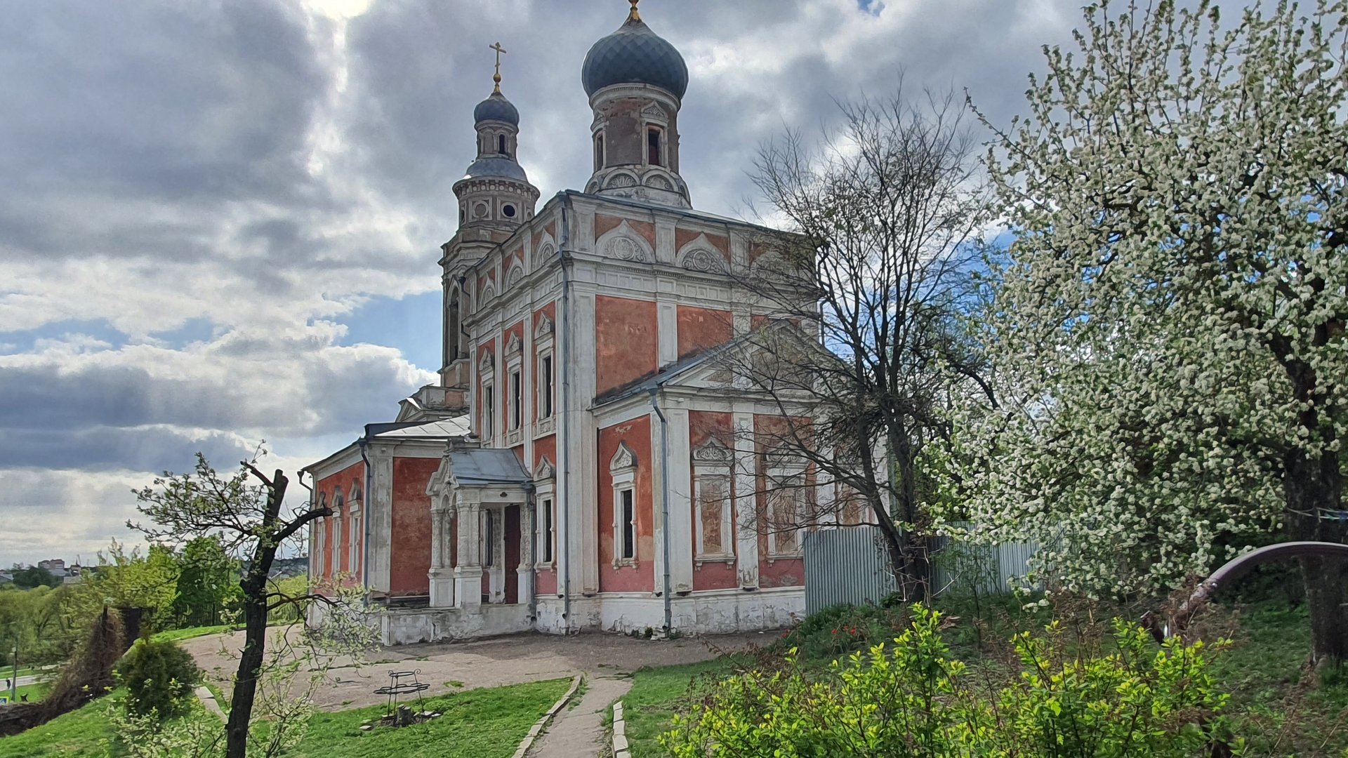 Храмы, которые расположены у подножия Соборной горы. Серпухов. Успенская церковь. Ильинская церковь. смотреть онлайн