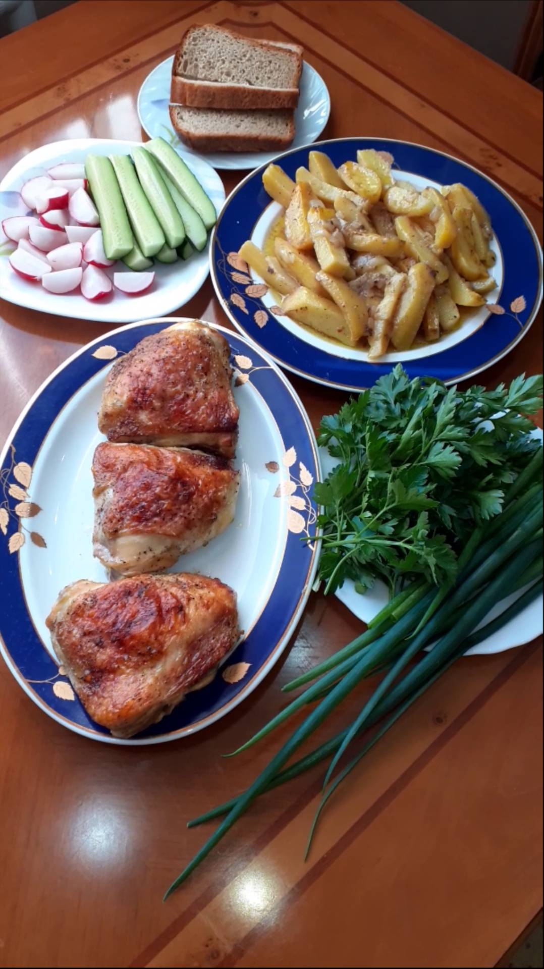 Маринованные куриные бёдра с картофелем и луком запеченные в духовке. Рецепт вкусного ужина. смотреть онлайн