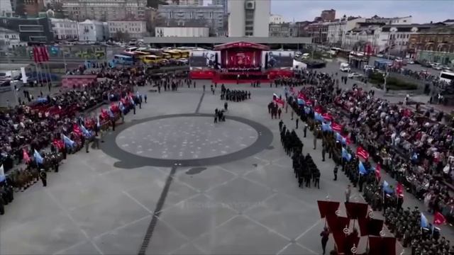 Необычный_парад_прошел_в_6500_км_от_Красной_площади смотреть онлайн