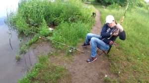 Да что он себе позволяет! Карась озверел после паводка.