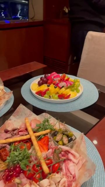 Развод мостов на яхте Fairline Squadron 68 в Санкт-Петербурге