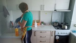 Дети у нас ночевали, пеку блины с утра/ У родителей к празднику убрались/