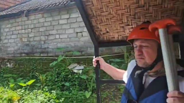 32.18 Чуть не упал из кузова грузовика 😱 Ругался всю дорогу пока везли на РАФТИНГ 🤬 БАЛИ ИНДОНЕЗИЯ смотреть онлайн