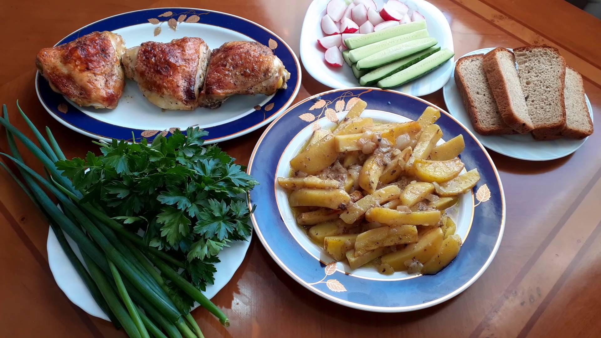 Блюдо на ужин. Куриные бёдра с картофелем и луком запеченные в духовке. Что приготовить на ужин? смотреть онлайн