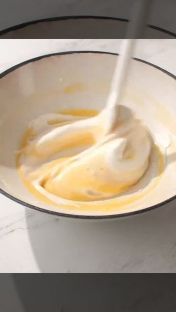 Этот десерт напоминает нежное суфле. Он умеренно сладкий и легко тает во рту.