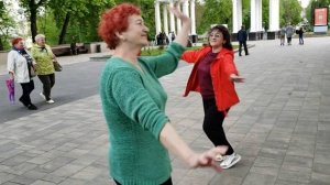 250504 Танцы под гармонь Частушки Цыганочка Жители г Орла танцуют поют гармошка парк город Орёл г