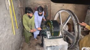 Запуск старинного дизельного двигателя