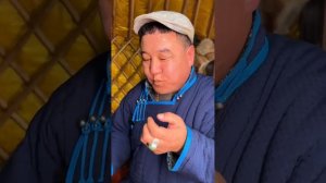 Монголы наблюдают за традиционной жизнью Восьми Знамен на пастбище. Монгольская еда в юрте👍