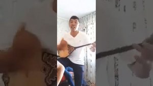 Черный Аман зажигает на домбре.