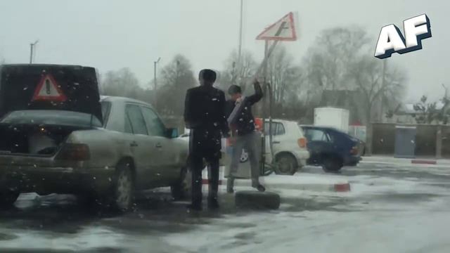 #AUTOFAILS / ПРИКОЛЫ НА ЗАПРАВКАХ / Fails at a gas station смотреть онлайн