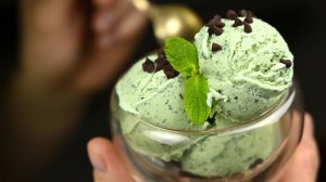 Сливки 33% не нужны!  Самое вкусное домашнее мороженое, которое я ел. Мятное мороженое!