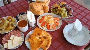 ГАГРА. ДОМ ОТДЫХА ,,ЧЕГЕМ". АБХАЗСКОЕ ЗАСТОЛЬЕ.