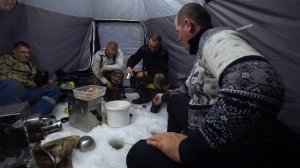 Поставили дом на озере. Рыбалка с мужиками. Ночной жор! Час рыбалки, ведро рыбы!!! 1-ая часть.