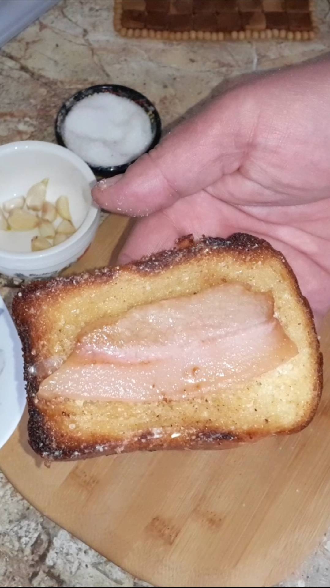 Сочное, обжаренное сало, хрустящий обжаренный хлеб натертый чесноком. смотреть онлайн