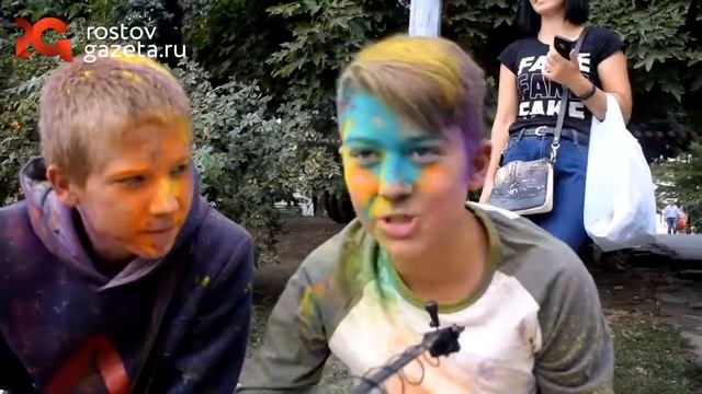 Ростовчане попрощались с летом на фестивале красок смотреть онлайн