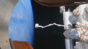 Cброс мусора манипулятором Canadarm