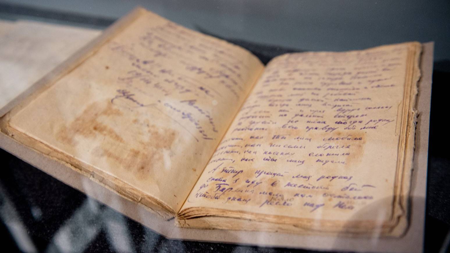 Выставка «Фронтовой путь стихов и песен: поэт — народ»