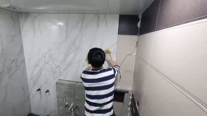 Укладка клеевой кварц-виниловой плитки ПВХ в ванной комнате