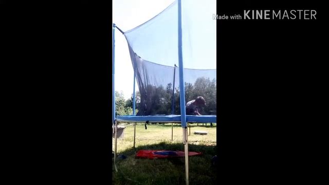 Скачу на батуті і роблю різні трюки