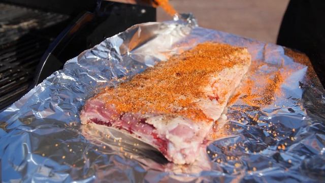 Поджаристые свиные ребрышки барбекю на газовом гриле смотреть онлайн