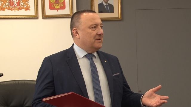 Глава Карпинска Андрей Клопов встретился с выпускником ХФК «Спутник» Владиславом Буркиным смотреть онлайн