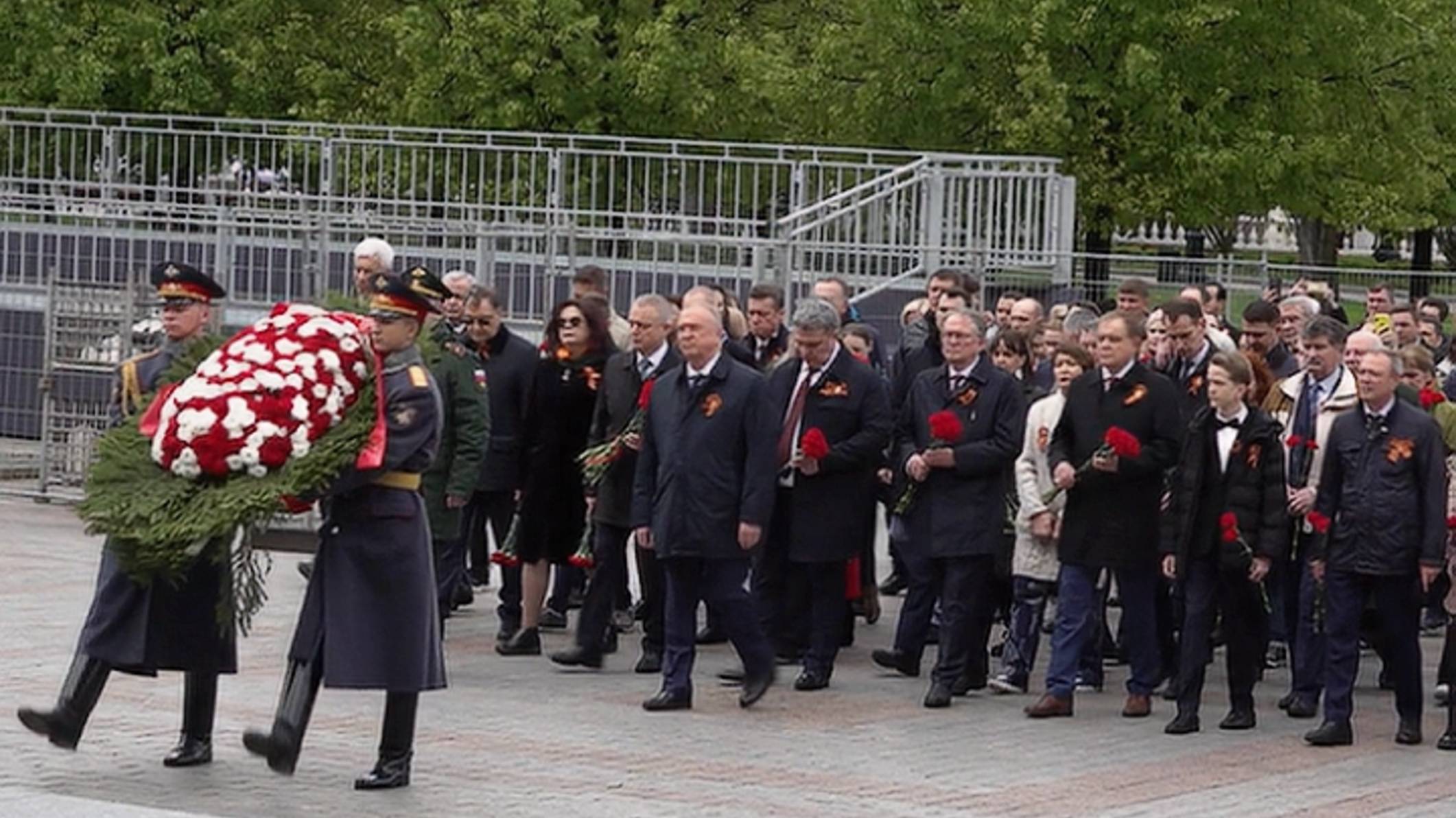 Работники ТПП РФ возложили цветы к Могиле Неизвестного Солдата смотреть онлайн