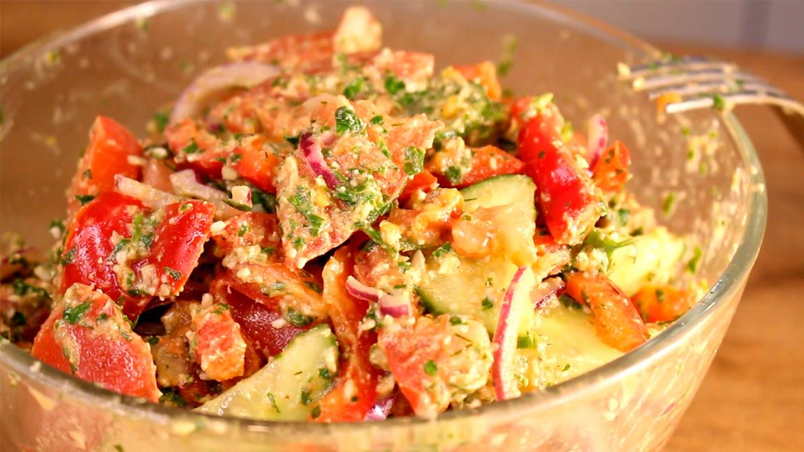 Новенький летний САЛАТ с вкуснейшей заправкой! Рецепт на скорую руку. Гости сметут за минуту! смотреть онлайн