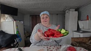 Дачные  дела парни поливают я готовлю. Обработали клубнику.