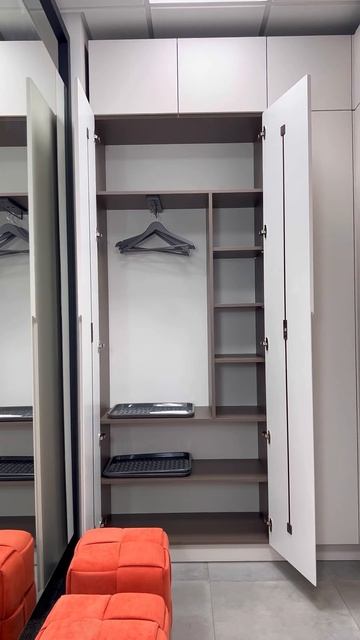 Стильный минималистичный гардероб в прихожей 🔝Разм смотреть онлайн