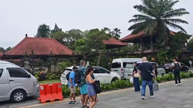 26.30 Центр города УБУД 👉 ИНДОНЕЗИЯ Бали 👉 пьем кофе едим пиццу гуляем лечим ногу в аптеке 👉 знак смотреть онлайн