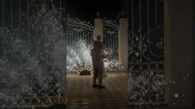 Дорожка и веер из холодных фонтанов на свадьбу 02.05.2025 смотреть онлайн