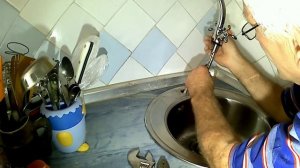 Установка смесителя с крепёжной гайкой на мойку.