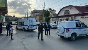 Очевидцы под пулями пытались помочь раненым полицейским в Махачкале