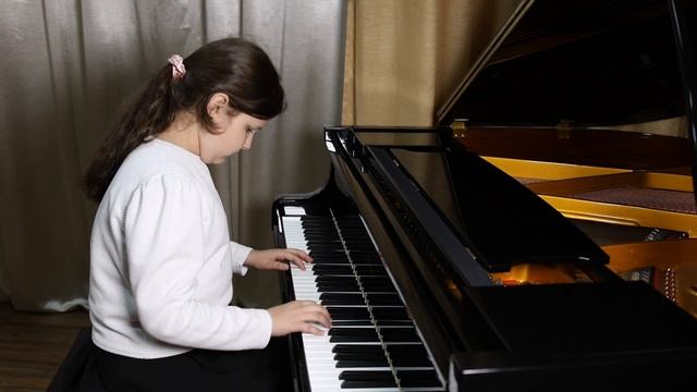 Горяйнова Софья ДШИ №59 с.Атаманово
1. И.С.Бах Маленькая прелюдия С-dur
2. В.Ф. Бах Аллегро