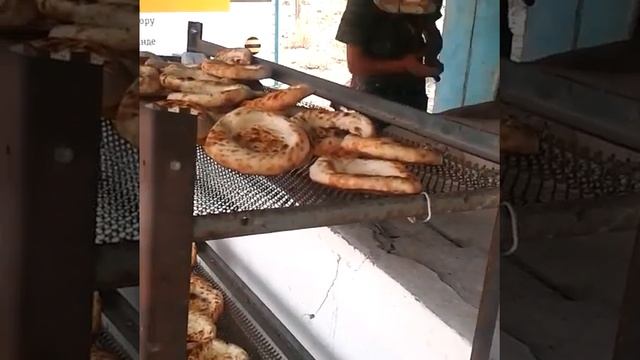 как пекут лепешки сразу у дороги можно купить горячие смотреть онлайн