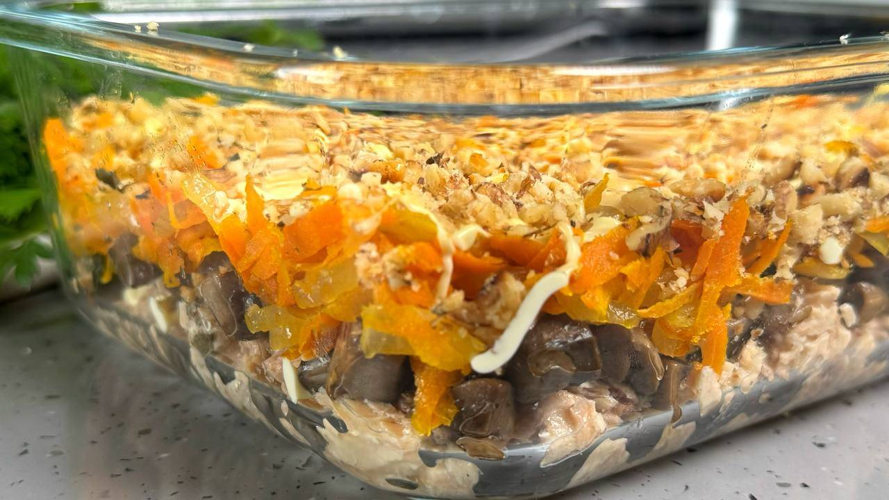 Салат "Простецкий" , а съедается весь без остатка ! Рецепт бюджетный и простой , а салат очень вкусн смотреть онлайн