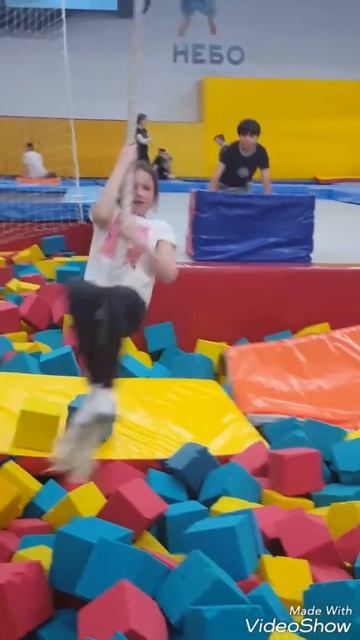 Поход с друзьями в батутный центр НЕБО смотреть онлайн