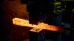 Кузнец Пампуха Игорь Юрьевич расковывает булатную заготовку