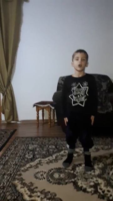 Мальчик поет чеченский гимн от души 