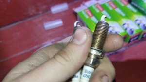 Замена свечей зажигания в двигателе 2NR-FKE на Toyota Corolla Fielder 161