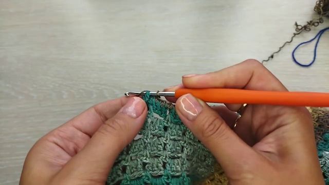 Можно разрезать вязаный крючком сарафан на юбку и майку, не распуская!