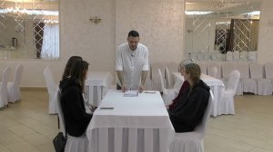 Как правильно подать меню и представиться гостю — ошибки официантов и идеальный сервис